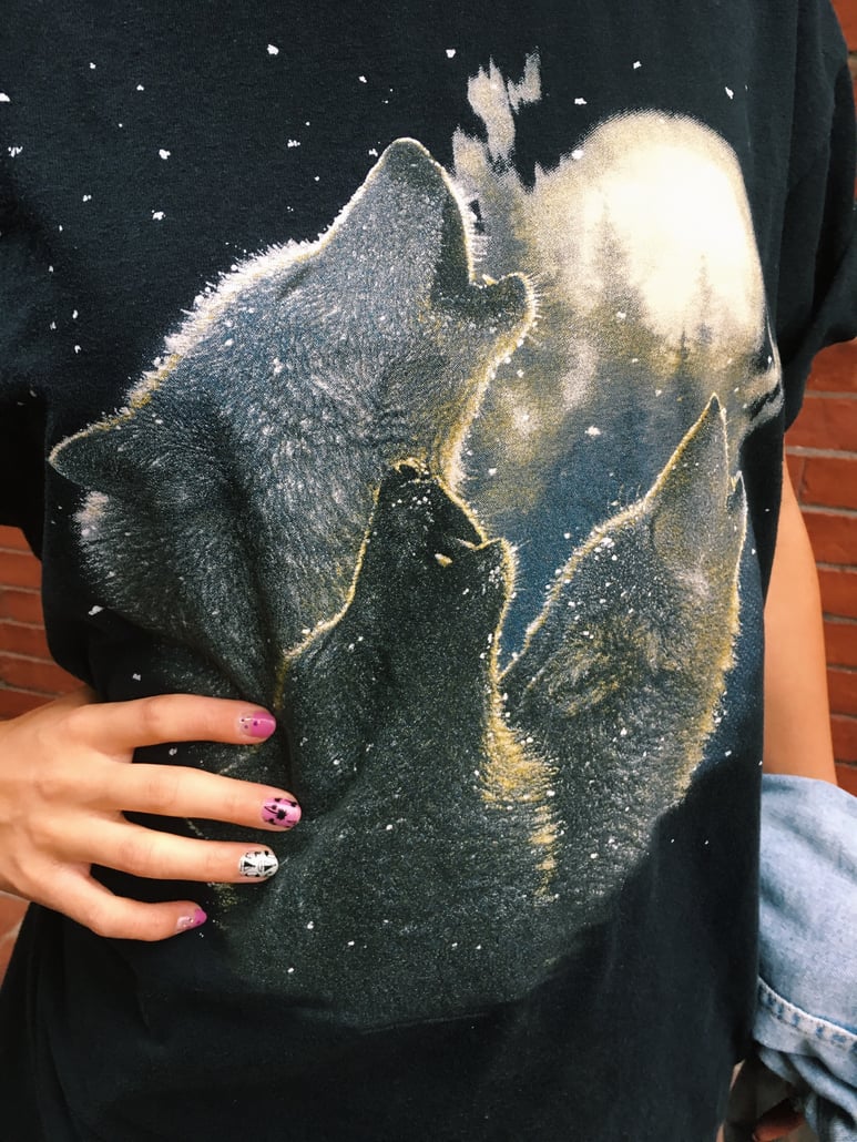 vintage wolf graphic t-shirt, nail art