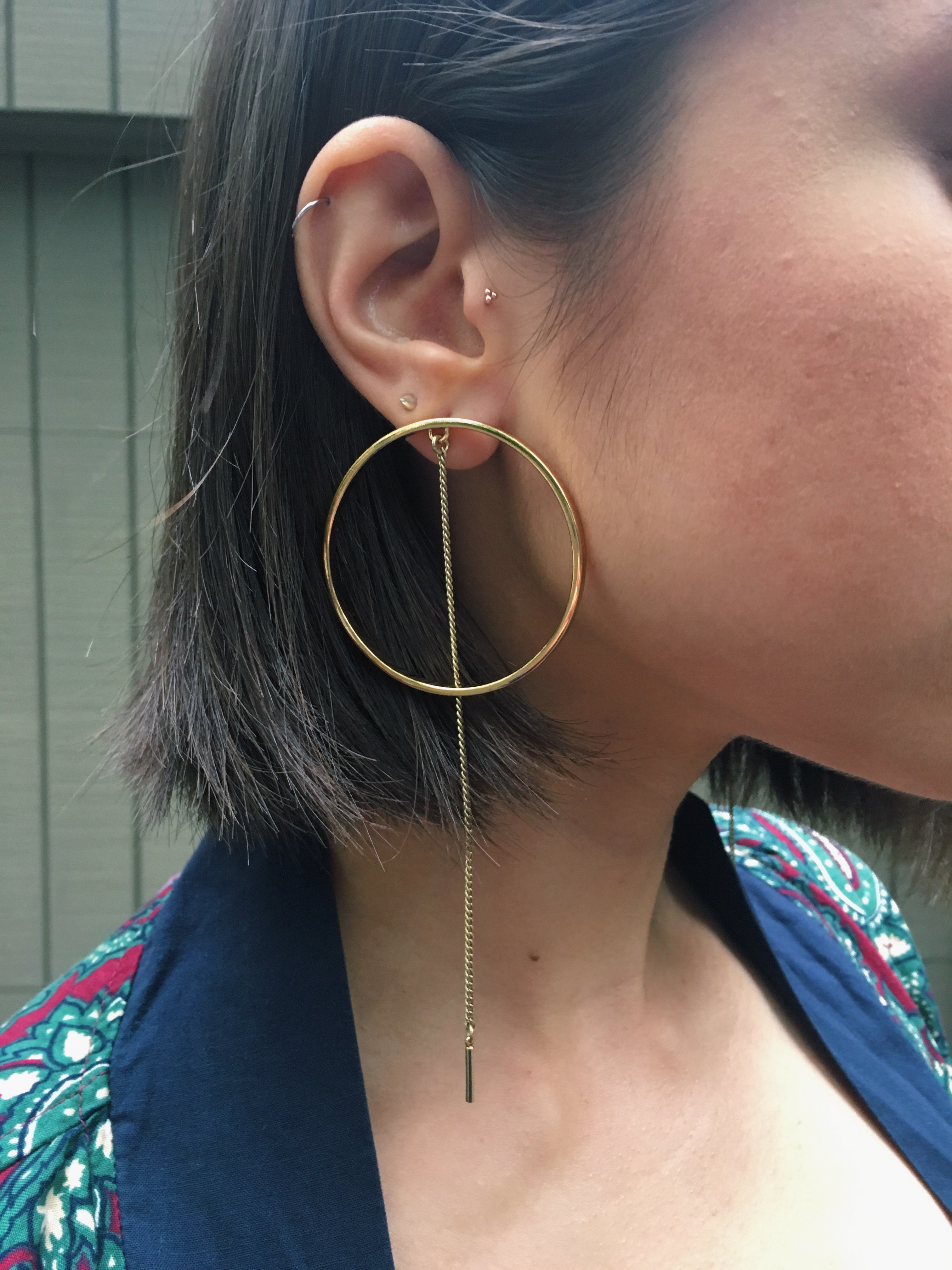 Fashion blogger That Time I Wore wears gold hoop earrings from Jenny Bird Jewelry.